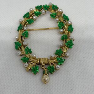Vintage Metropolitan Musuem of Art (WAM) Wreath Pin